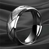 Bague homme en acier inoxydable argenté posé délicatement sur un drap noir.