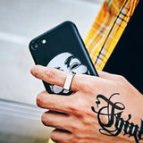 Main portant une bague homme acier argentée sur son majeur.