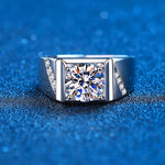 Bague homme luxe en argent avec une pierre principale carrée et des petites pierres sur les côtés.