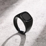 Bague homme noire style chevalière en acier inoxydable.