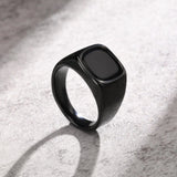 Bague homme noire style chevalière en acier inoxydable.