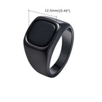 Bague homme noire en acier inoxydable à pierre noire carrée avec son épaisseur indiquée.