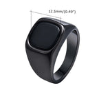 Bague homme noire en acier inoxydable à pierre noire carrée avec son épaisseur indiquée.