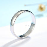 Bague homme or blanc avec un anneau lisse et brillant.