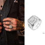 Bague homme pas cher argenté avec un motif aigle, portée sur l'annulaire d'un homme.