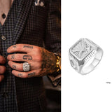 Bague homme pas cher argenté avec un motif aigle, portée sur l'annulaire d'un homme.