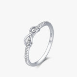 Bague infini en argent sterling avec un anneau pavé de zircones.