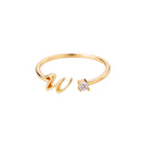 Bague initiale W en acier inoxydable couleur doré.