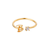 Bague initiale B en acier inoxydable couleur doré.