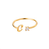 Bague initiale C en acier inoxydable couleur doré.