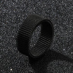 Bague inoxydable noire avec un anneau épais fait en petites chaînes.