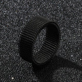 Bague inoxydable noire avec un anneau épais fait en petites chaînes.
