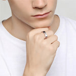 Homme portant une bague inox couleur argentée sur son majeur.