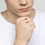 Homme portant une bague inox couleur argentée sur son majeur.