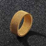 Bague inoxydable dorée avec un anneau composé de petites chaînes.