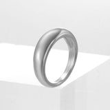 Bague jonc en acier inoxydable couleur argentée avec le devant de l'anneau bombé.