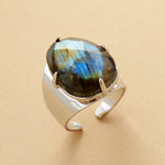 Bague labradorite avec un anneau en cuivre et une pierre ovale.