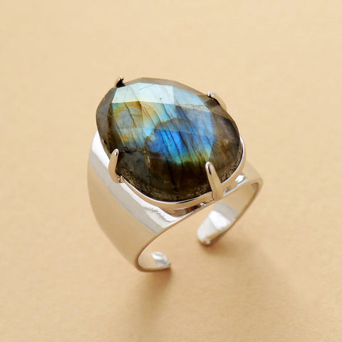 Bague labradorite avec un anneau en cuivre et une pierre ovale.
