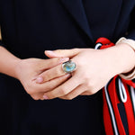 Main de femme portant élégamment une bague labradorite 
