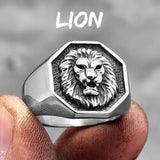 Bague lion en acier couleur argent avec une tête de lion.