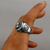 Bague loup en acier argenté portée sur l'index d'un homme.