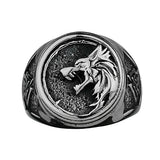 Bague loup avec un anneau à motif et un loup sculpté sur le devant.