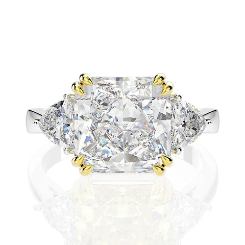 Bague luxe en argent 925 avec des griffes dorées et une pierre carrée blanche en zircone.