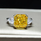 Bague luxe en argent 925 avec des griffes dorées et une pierre carrée jaune en zircone.