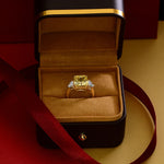 Bague luxe en argent 925 avec des griffes dorées et une zircone carrée jaune dans une jolie boîte marron.
