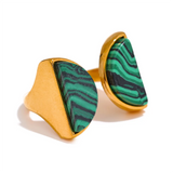 Bague malachite pour femme en acier inoxydable doré.
