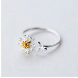 Bague marguerite couleur argentée avec une seule maguerite et une petite fleur.