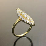 Bague marquise pour femme, de couleur dorée, vue de côté.