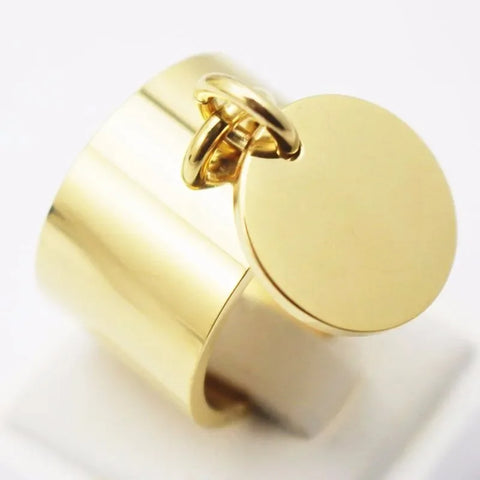 Bague médaille en acier inoxydable couleur dorée avec un pendentif cercle.