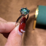 Bague moissanite en argent 925 avec moissanite ronde verte tenue par 6 griffes.