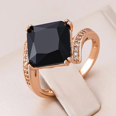 Bague noir pour femme avec une zircone carrée noire et un anneau couleur rose gold.