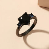 Bague noire femme en alliage de zinc avec un anneau noir et une pierre noire en forme de coeur.