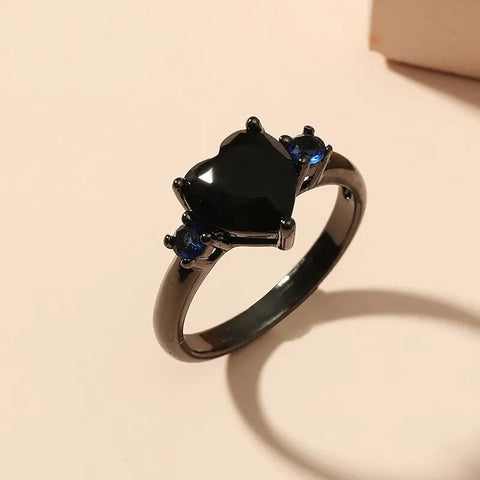 Bague noire femme en alliage de zinc avec un anneau noir et une pierre noire en forme de coeur.