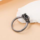 Bague noire femme avec un anneau noir et une pierre noire en forme de coeur vue de côté.