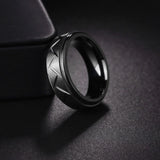 Bague noire homme en acier avec des traits géométriques.