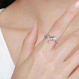 Bague oiseau en argent 925 portée sur l'index d'une femme.
