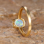 Bague opale avec un anneau doré, vue de derrière.