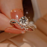 Bague couleur or blanc à pierre ronde avec un anneau orné de pierres et un autre lisse.