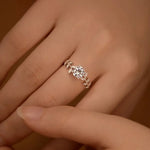 Une bague couleur or blanc avec un design entrelacé et des petites feuilles.