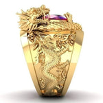 Bague couleur or homme, vue de côté, montrant le dragon en relief et les gravures sur l'anneau.