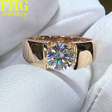 Bague or homme luxe en or jaune 18 carats avec une moissanite ronde.