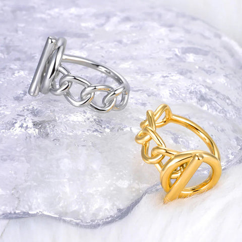 Deux bagues originales en acier inoxydable, une dorée et une argentée.