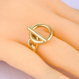 Bague originale femme en acier doré avec un cercle et un design chaîne.