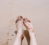 Bague orteil en acier inoxydable couleur argentée portée sur l'orteil d'une femme