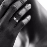 Bague pacs femme portée sur l'annulaire d'une femme.