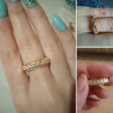 Bague pas chère en laiton doré portée sur le majeur d'une femme.